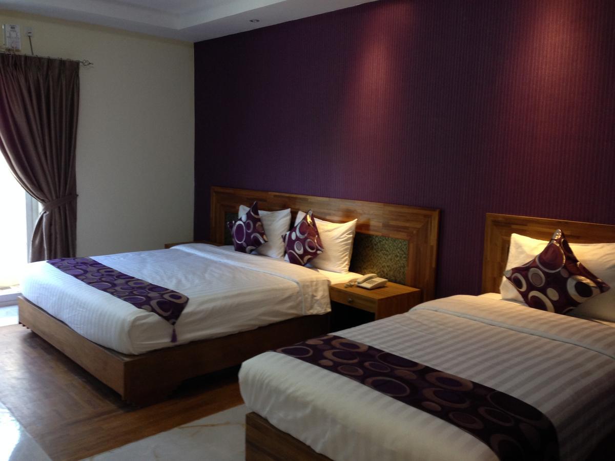 Hotel 9 Mile Янгон Екстер'єр фото